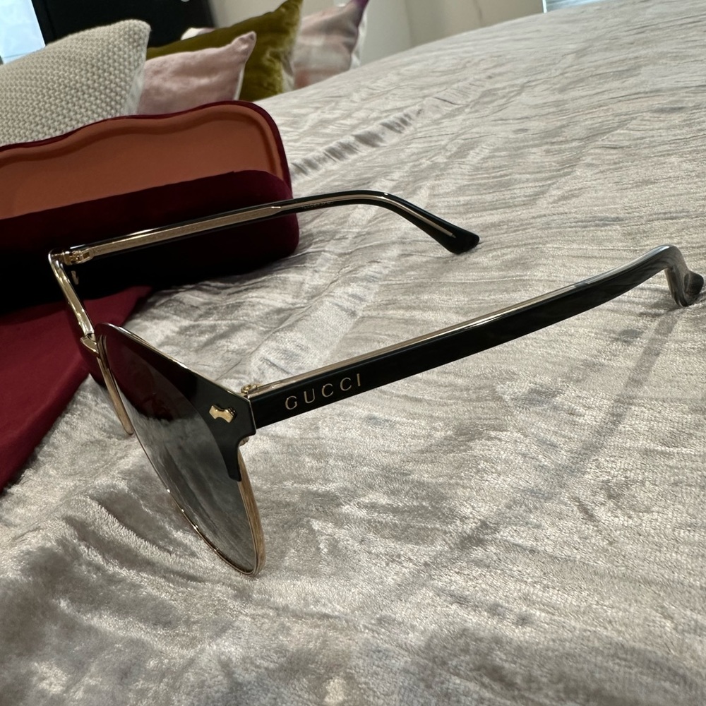 Gucci Aviator Sunglasses - black and gold - Picture 4 of 5